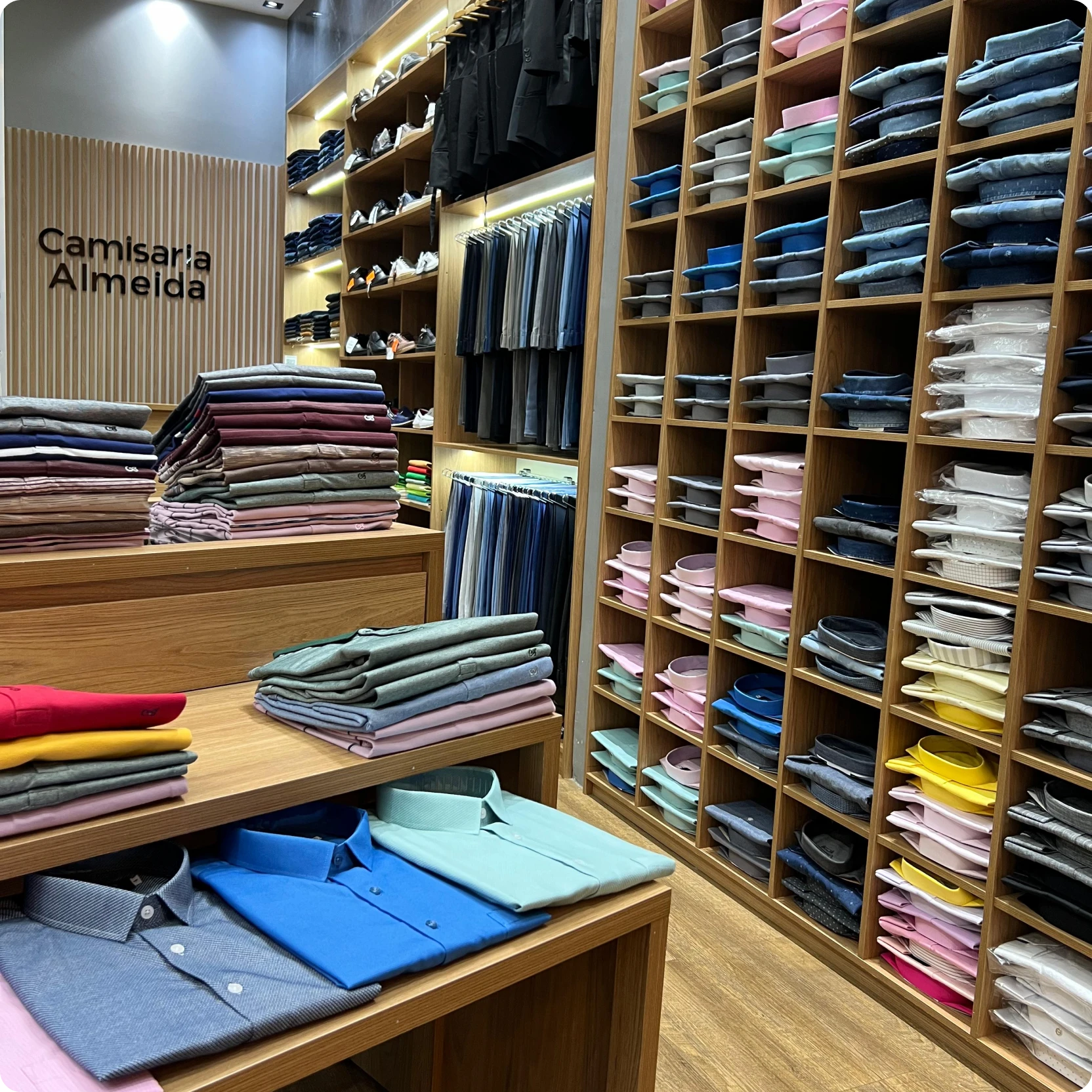 Interior da Loja Camisaria Almeida com Prateleiras de Camisas